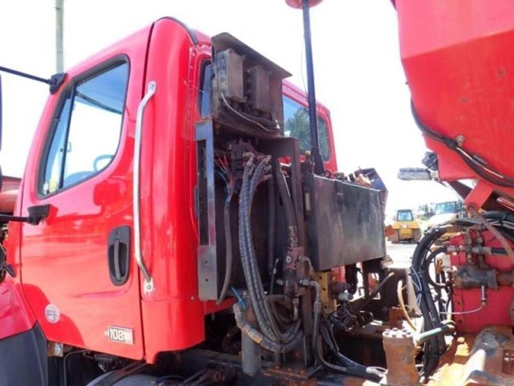 2015-freightliner-108sd-image-54