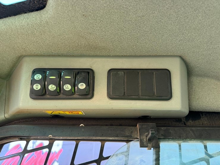 2016-caterpillar-259d-image-26