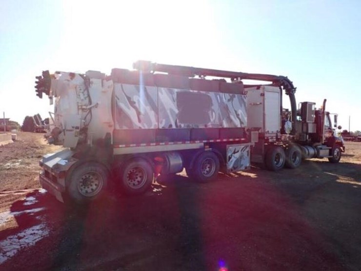 2020-freightliner-114sd-image-3
