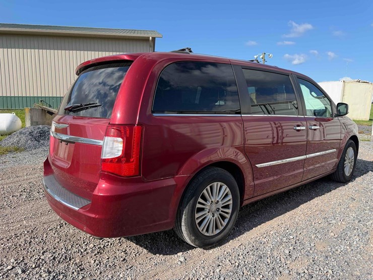 2015-chrysler-town-&-country-image-4