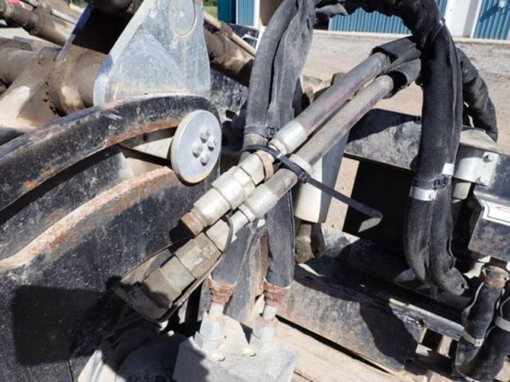 2011-caterpillar-20-image-12