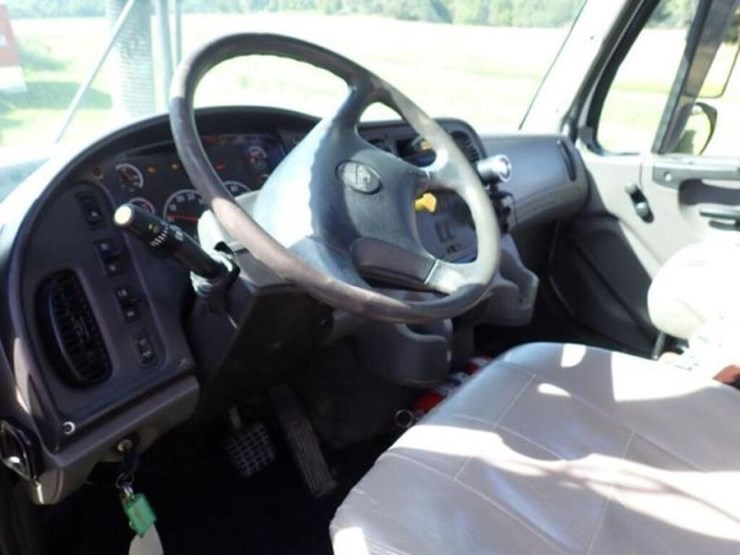 2015-freightliner-114sd-image-35
