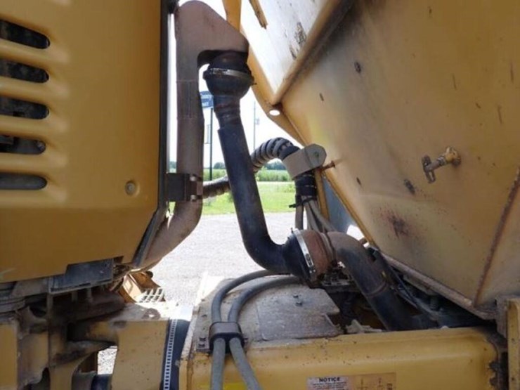 2009-caterpillar-725-image-35
