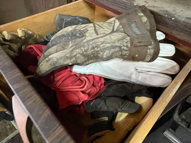 #9213-•-glove-lot-image-5
