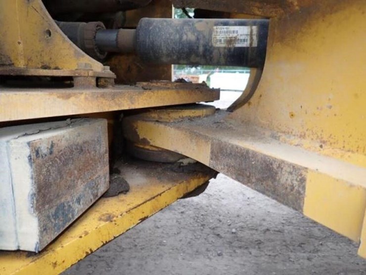 2018-deere-744k-image-52