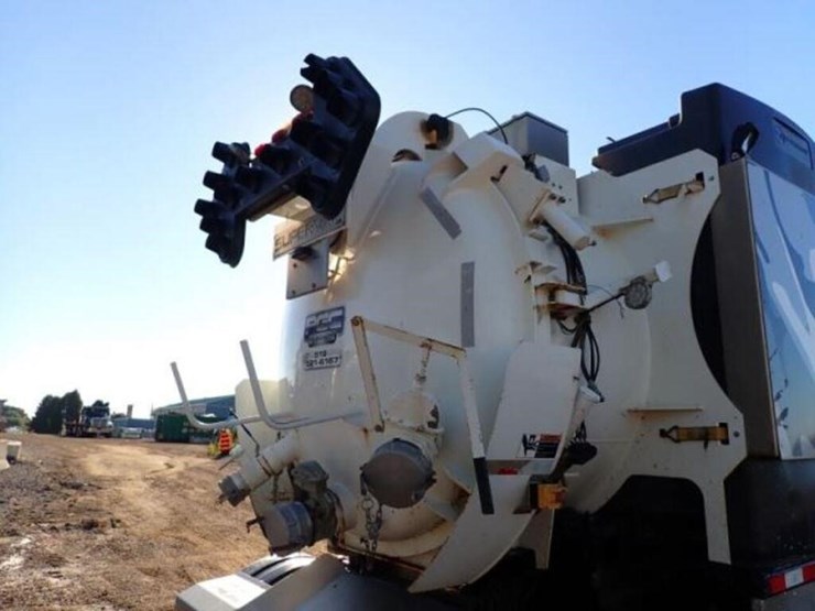 2020-freightliner-114sd-image-40