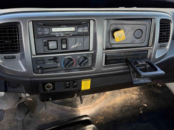 2016-hino-338-image-18