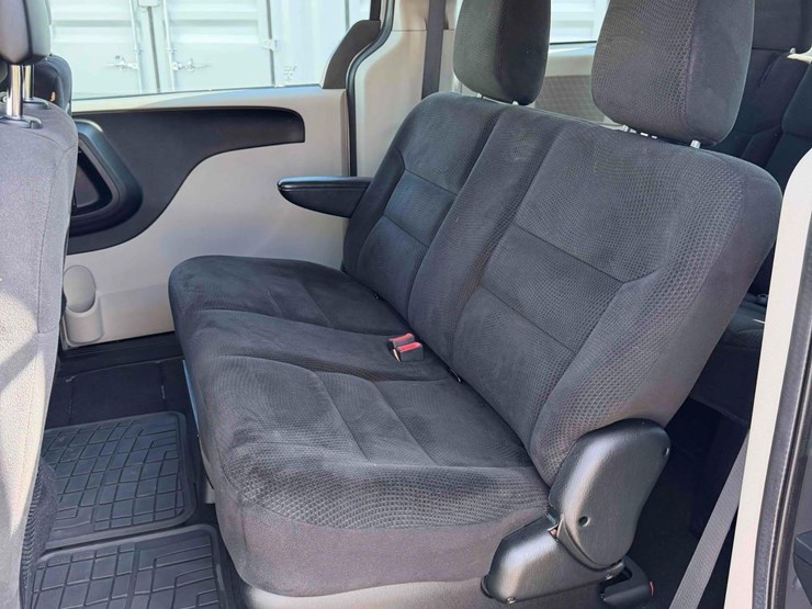 2015-dodge-grand-caravan-image-14