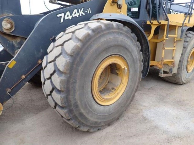 2018-deere-744k-image-35