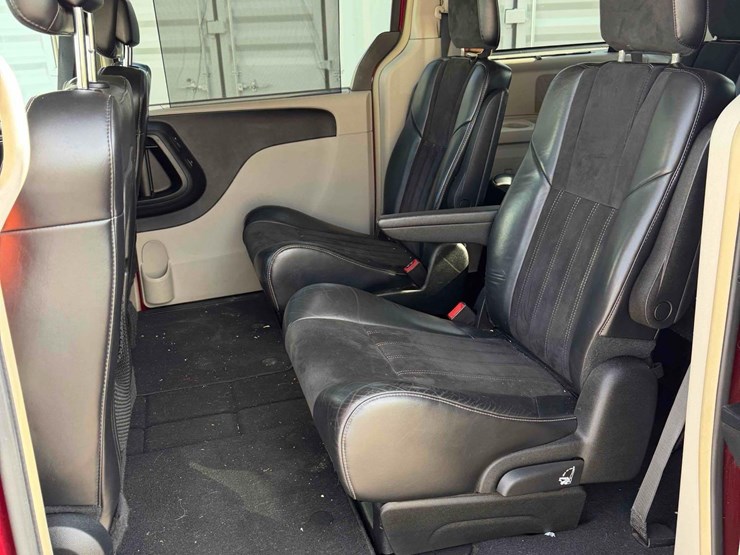 2015-chrysler-town-&-country-image-13