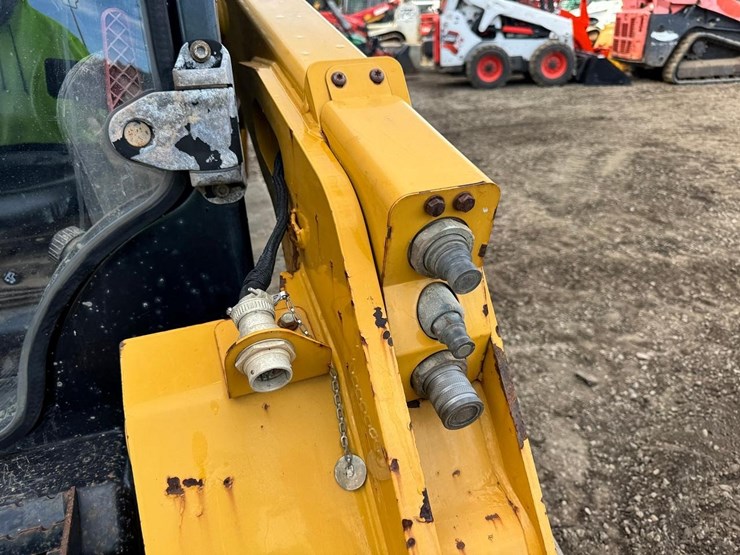 2016-caterpillar-259d-image-12