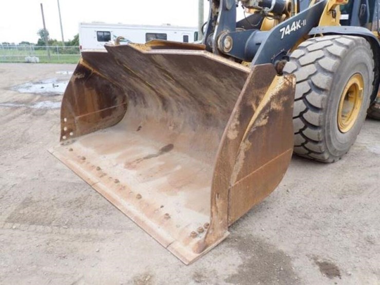 2018-deere-744k-image-25