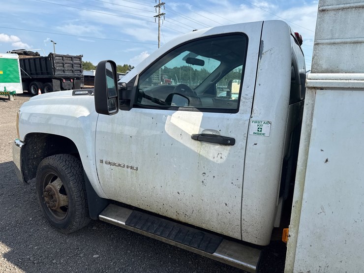 2008-chevrolet-3500-image-13