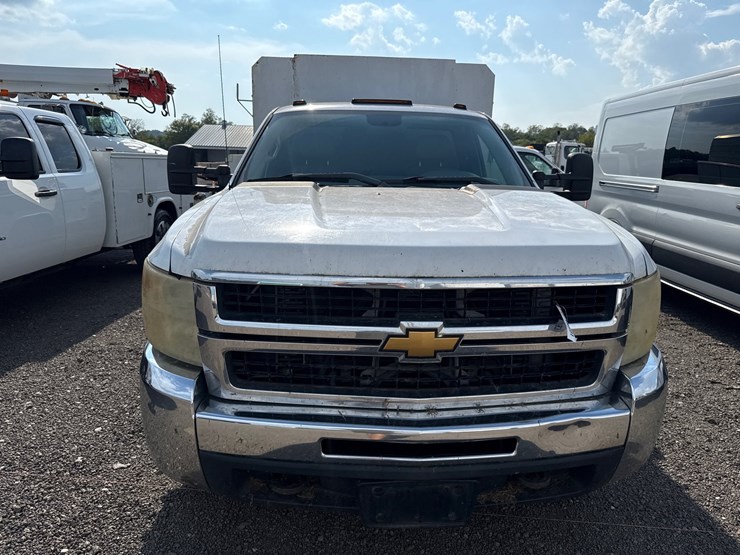 2008-chevrolet-3500-image-2