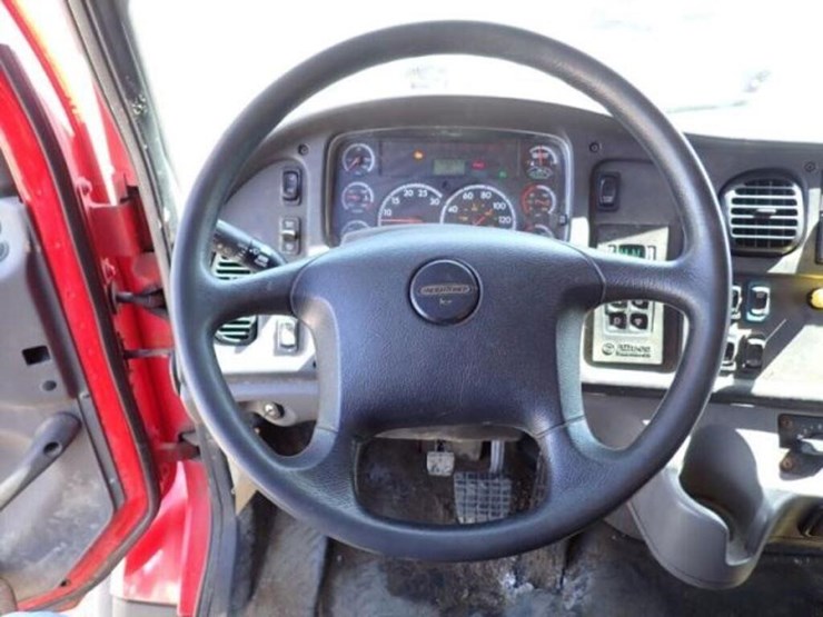 2015-freightliner-108sd-image-17