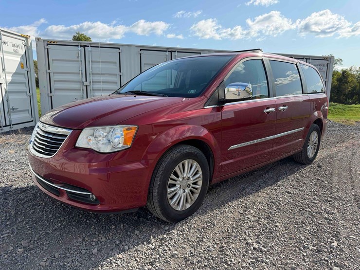2015-chrysler-town-&-country-image-1