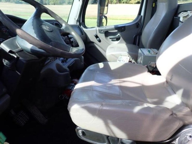 2015-freightliner-114sd-image-22