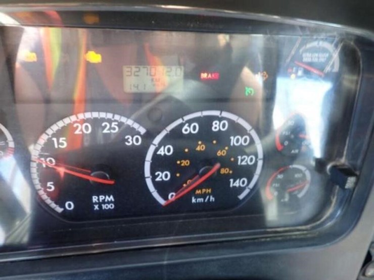 2015-freightliner-114sd-image-27