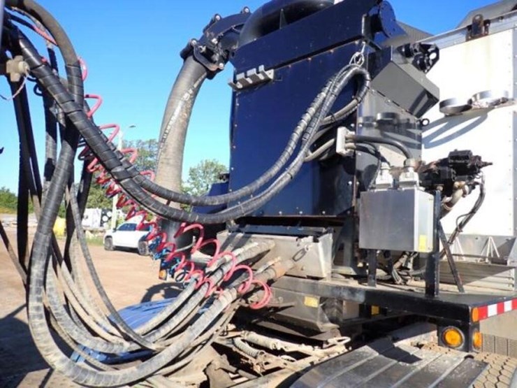 2020-freightliner-114sd-image-27