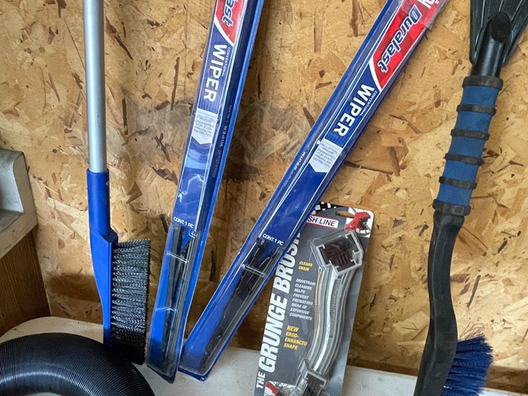 #9245-•-lot-of-automotive-and-rv-items-image-9