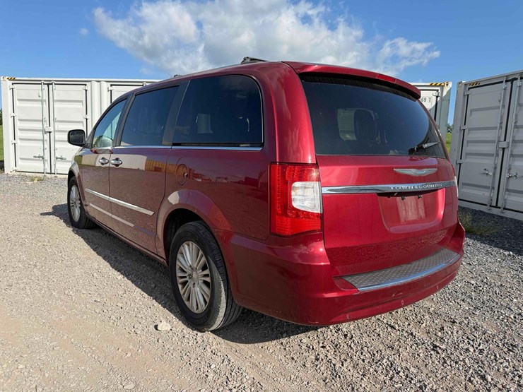 2015-chrysler-town-&-country-image-3