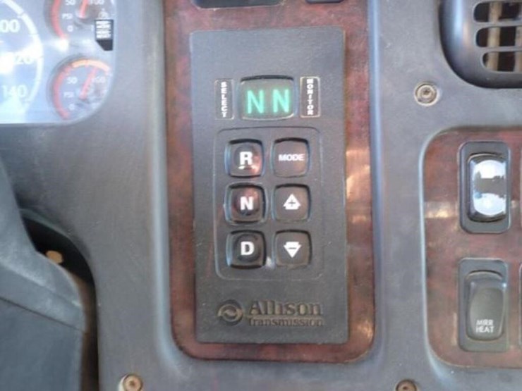 2020-freightliner-114sd-image-12