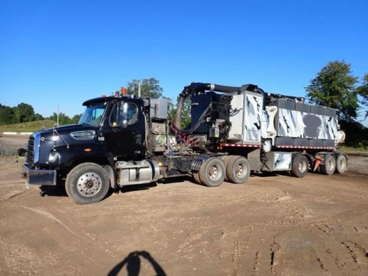 2020-freightliner-114sd-image-1