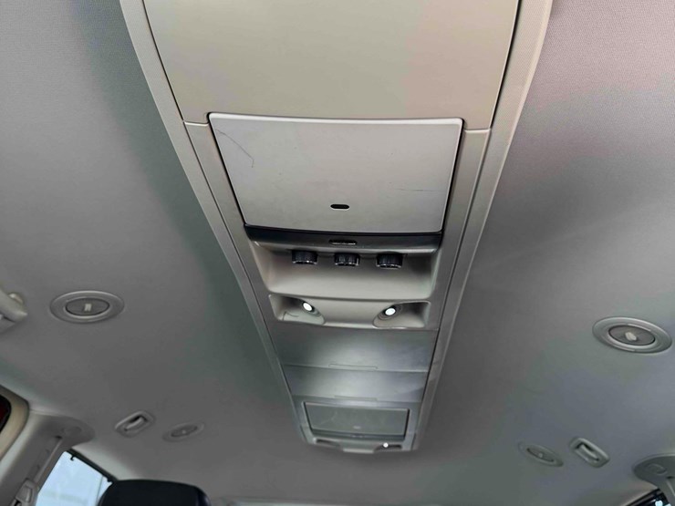 2015-chrysler-town-&-country-image-19