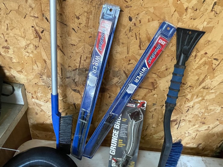 #9245-•-lot-of-automotive-and-rv-items-image-11