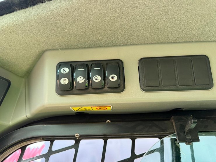 2015-caterpillar-257d-image-25