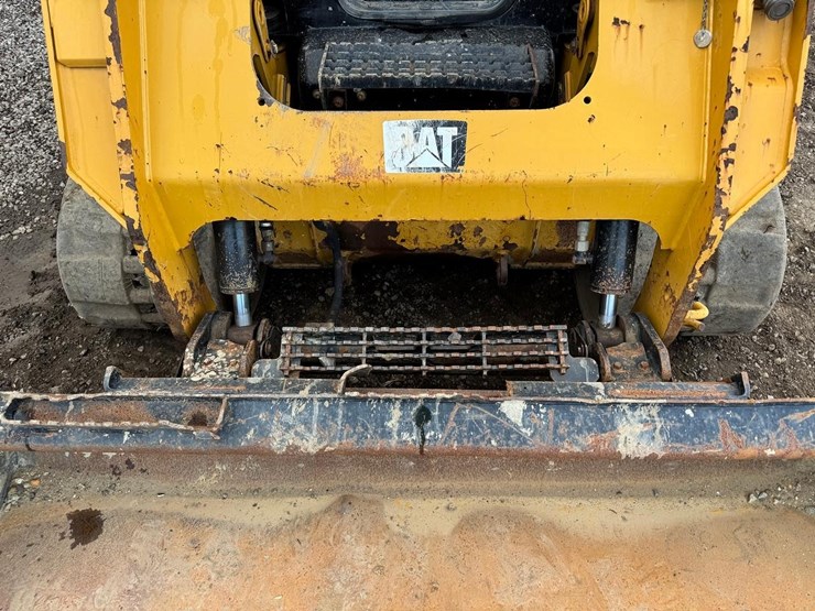 2016-caterpillar-259d-image-11