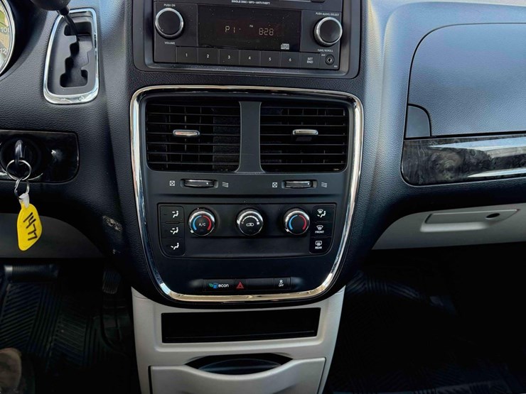 2014-dodge-grand-caravan-image-21