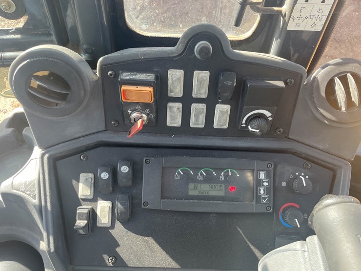 #9150-•-backhoe-loader-image-35