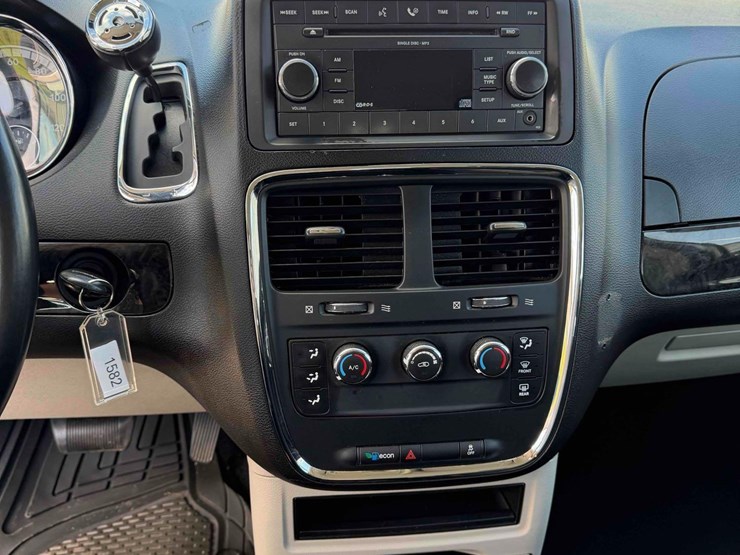 2015-dodge-grand-caravan-image-18