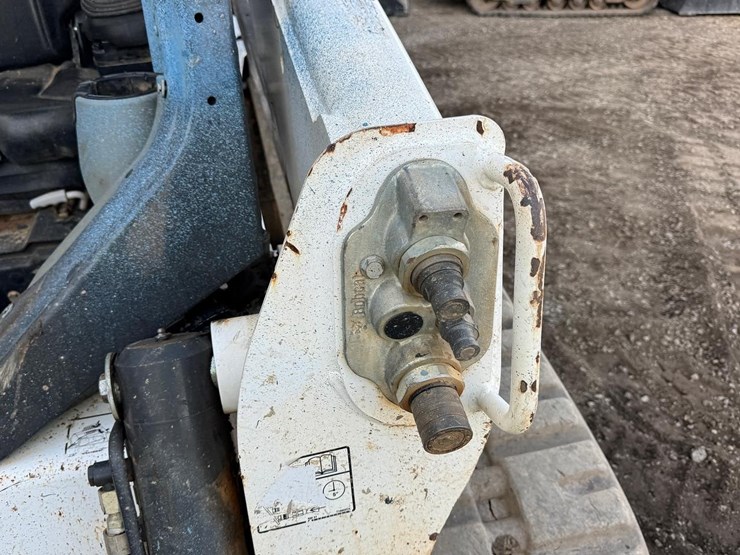 2023-bobcat-t740-image-12