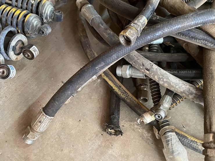 #9243-•-lot-of-hydraulic-hoses-image-4