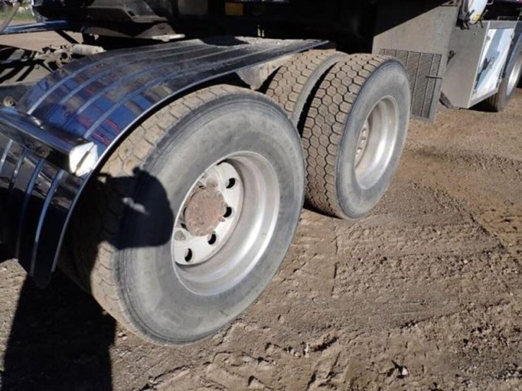 2020-freightliner-114sd-image-28