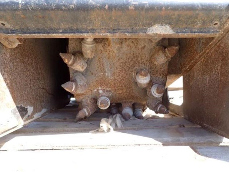 2011-caterpillar-20-image-9
