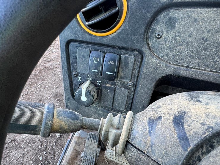 jcb-525-60-image-21