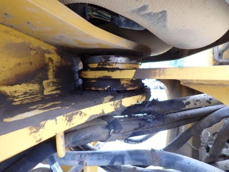 2018-deere-624k-image-49
