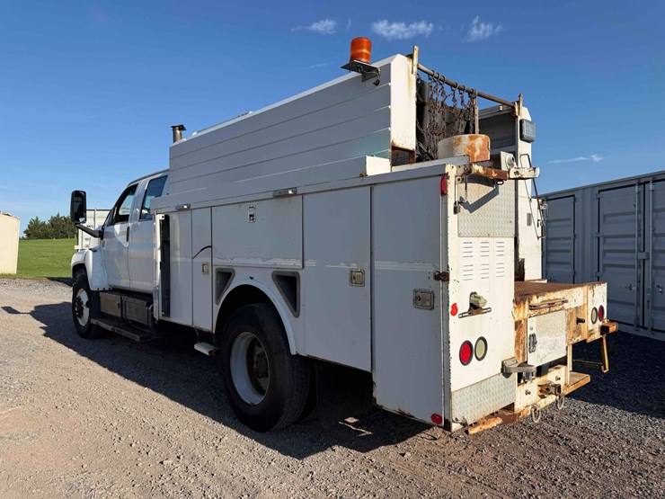 2007-gmc-c8500-utility-body-image-3