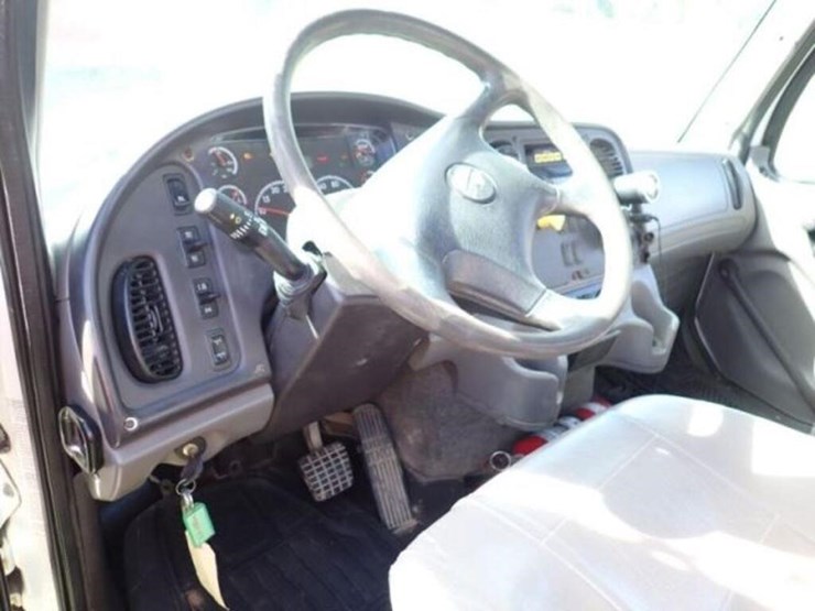 2015-freightliner-114sd-image-20