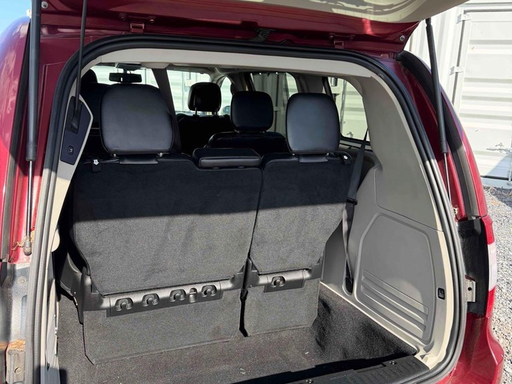 2015-chrysler-town-&-country-image-12