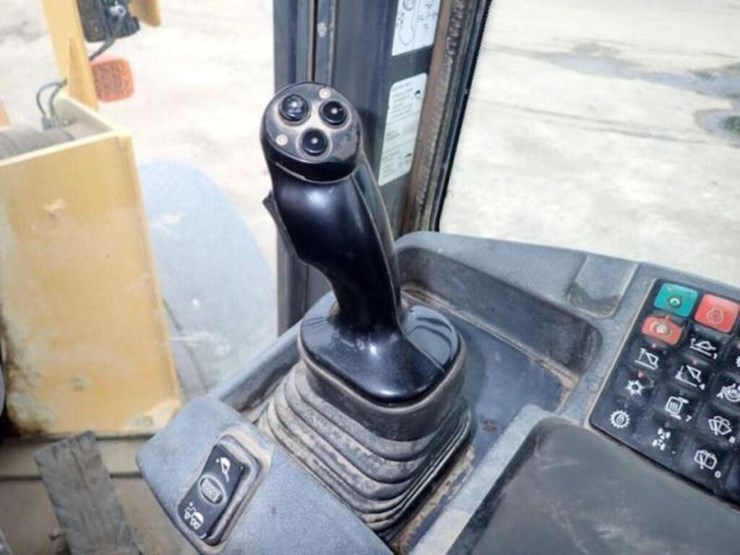 2018-deere-624k-image-16