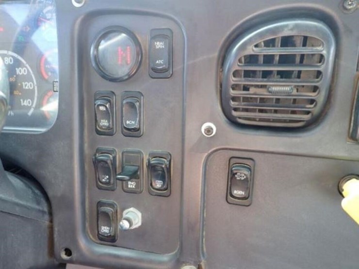 2015-freightliner-114sd-image-25