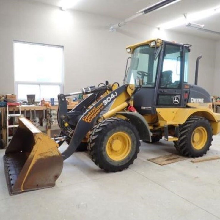 2011 DEERE 304J