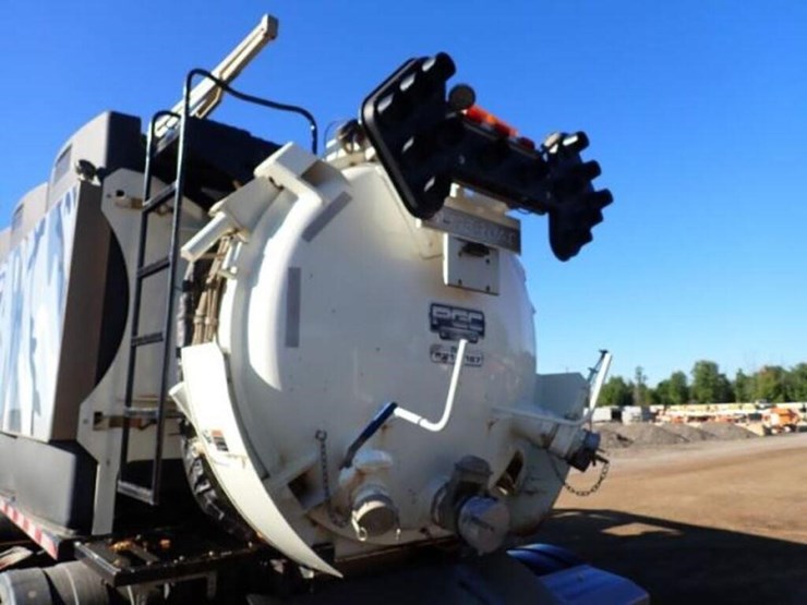 2020-freightliner-114sd-image-39