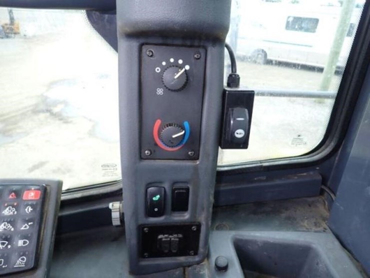 2018-deere-744k-image-19
