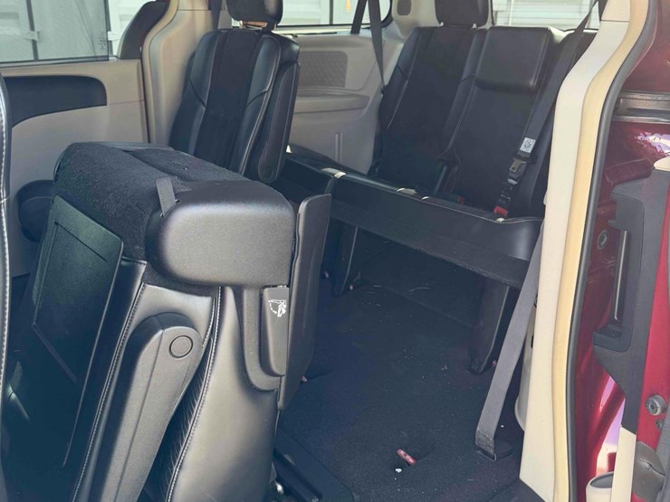 2015-chrysler-town-&-country-image-15