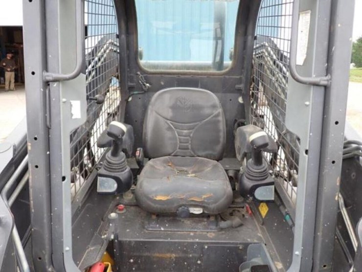 2015-new-holland-c232-image-17